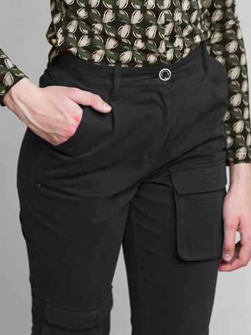 Skinny Pantaloni con pieghe 'Nowhere' di 4funkyflavours in nero