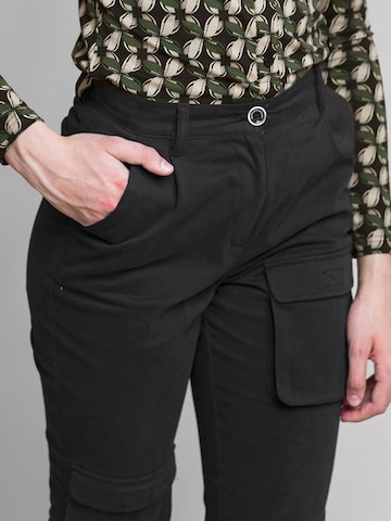 Skinny Pantaloni con pieghe 'Nowhere' di 4funkyflavours in nero