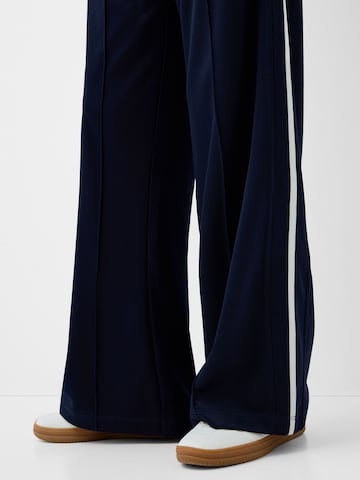 Bershka Wide leg Byxa i blå