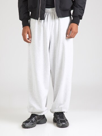 Effilé Pantalon 'CLUB' Nike Sportswear en gris : devant