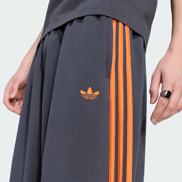 ADIDAS ORIGINALSBaggy Hlače 'Adicolor' - siva boja