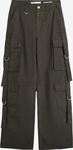 Bershka Loose fit Cargo trousers in Green: front