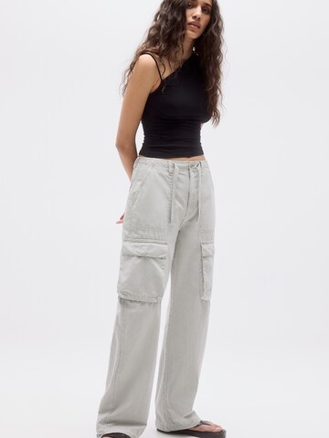 Pull&Bear Wide Leg Cargojeans in Grau