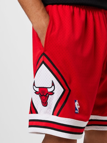 Mitchell & Ness Regular Shorts in Rot