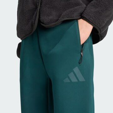 ADIDAS SPORTSWEAR Дънки Tapered Leg Спортен панталон 'Z.N.E.' в зелено