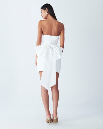 Rochie de cocktail 'Bowe' de la BWLDR pe alb: spate