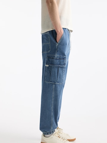 Pull&Bear Tapered Cargofarkut värissä sininen