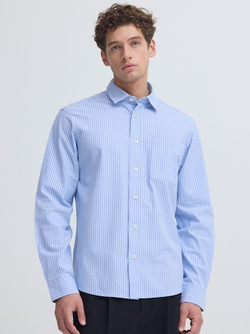Casual Friday - Comfort Fit Camisa ' CFJaevon Seersucker ' em azul: frente