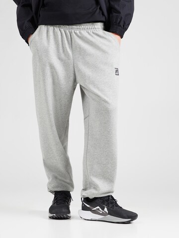 Tapered Pantaloni sportivi 'HERITAGE' di NIKE in grigio: frontale