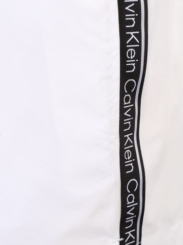 Calvin Klein Swimwear - Bermudas en blanco