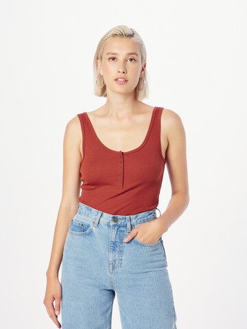 GAP - Top en rojo: frente