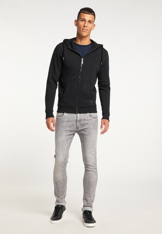 MO Zip-Up Hoodie in Black