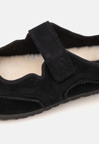 UGG - Bailarinas con hebilla en negro