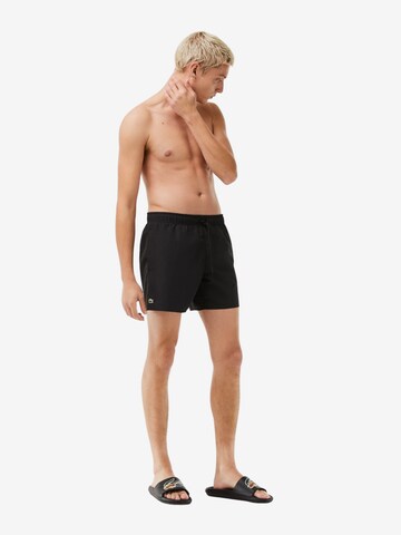 LACOSTE Badeshorts in Schwarz