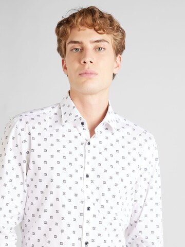 balta HUGO Priglundantis modelis Marškiniai 'Kenno'