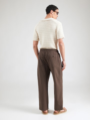 Abercrombie & Fitch Lużny krój Spodnie 'Mar4' w kolorze brązowy