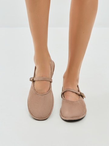 CESARE GASPARI Strap ballerina in Beige