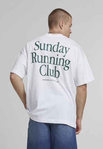 Another Cotton Lab Shirt 'Sunday Running Club' in White: front