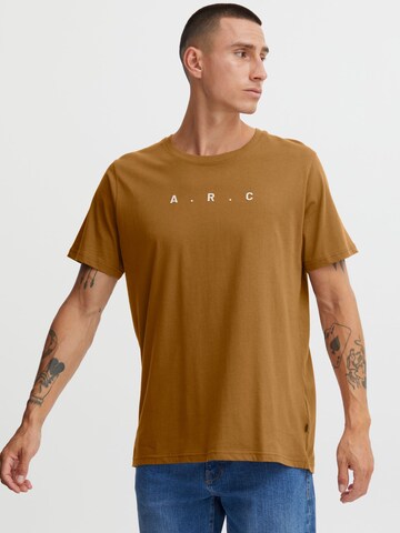 T-Shirt !Solid en marron : devant
