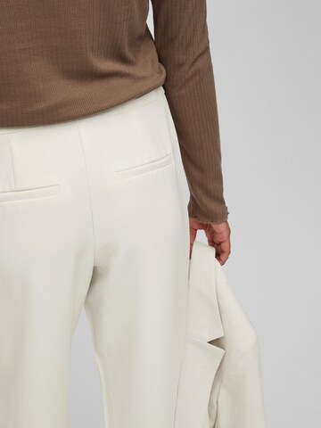 regular Pantaloni 'Carrie' di VILA in beige