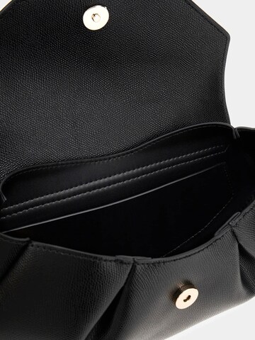 GUESS Umhängetasche 'Amorette' in Schwarz