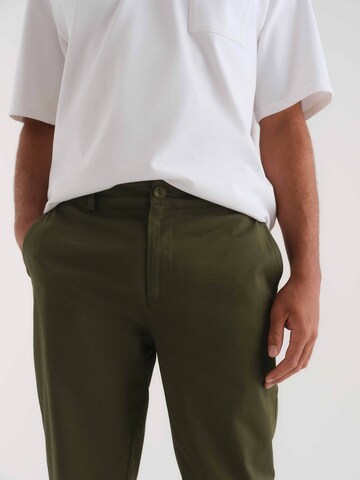 ABOUT YOU x Kevin Trapp Regularen Chino hlače 'Jeremy' | zelena barva