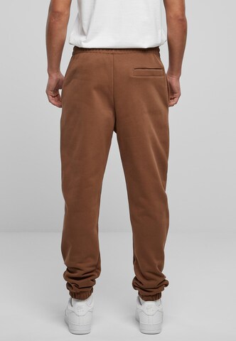 Tapered Pantaloni di Urban Classics in marrone