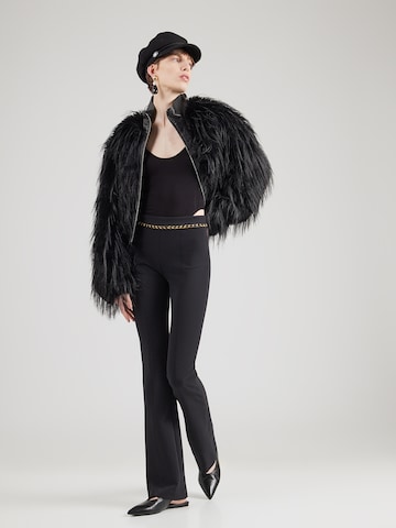 GUESS by Marciano Rozkloszowany krój Spodnie 'MAYE' w kolorze czarny