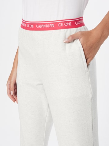 Tapered Pantaloni de pijama de la Calvin Klein Underwear pe alb