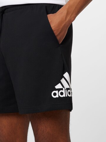 ADIDAS SPORTSWEAR - Regular Calças de desporto 'Essentials Logo' em preto