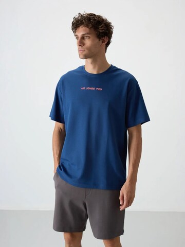 Tommy Life T-Shirts in Blau: Vorderseite