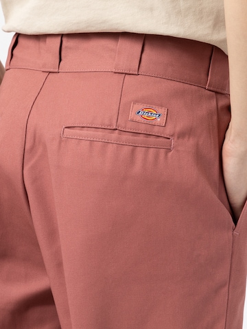 DICKIES Regular Pleated Pants '874 Cropped' in Pink