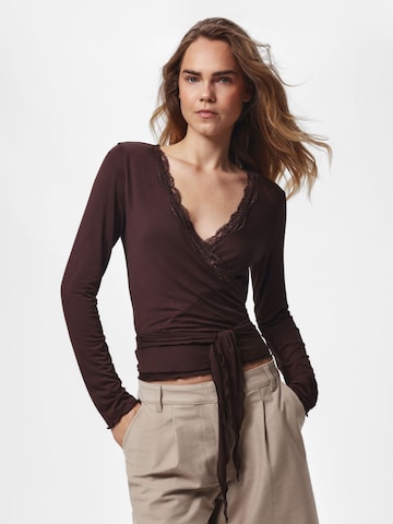 PIECES Shirt 'PCBarbera Roya' in Bruin: voorkant