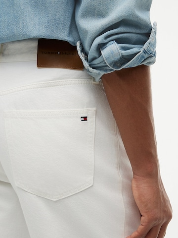 TOMMY HILFIGER Ohlapna forma Kavbojke | bela barva