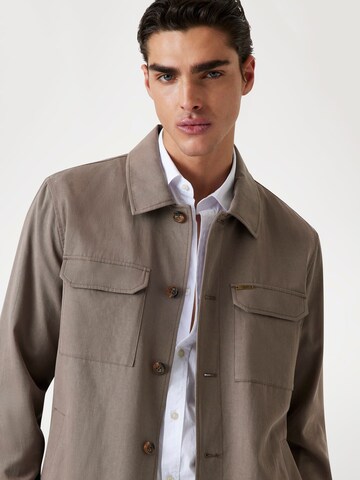 GUESS Jacke in Braun