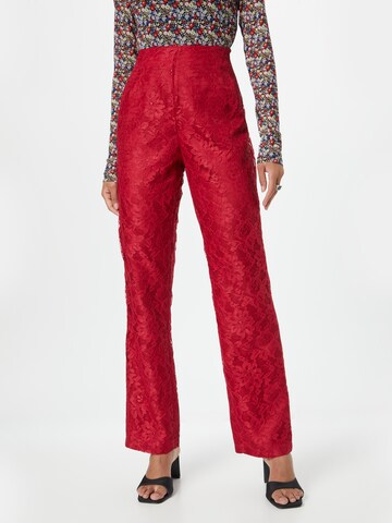 Wallis Regular Broek in Rood: voorkant