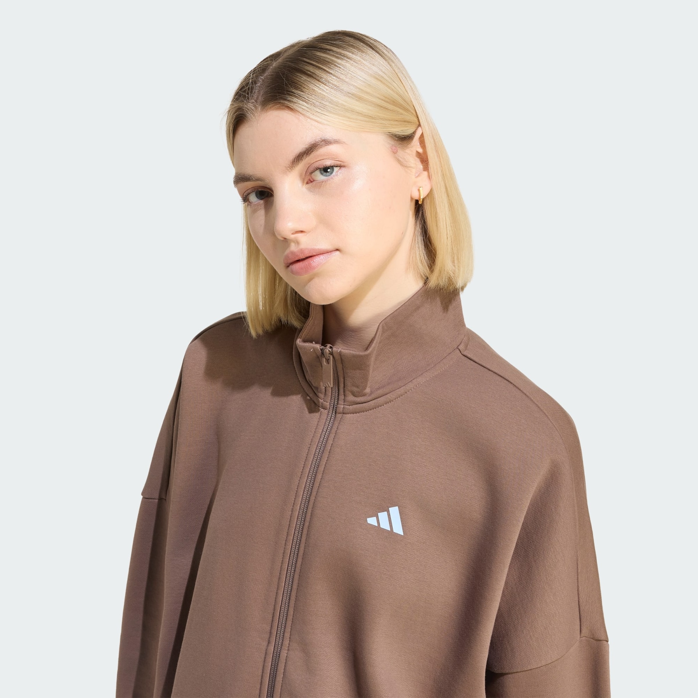 ADIDAS SPORTSWEAR - Camiseta deportiva 'Studio' en marrón