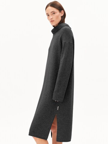 Robes en maille ARMEDANGELS en gris : devant