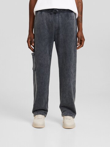 Bershka Regular Cargo trousers in Grey: front