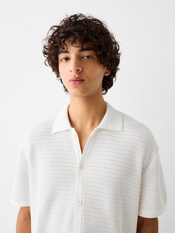 Bershka Klasický střih Košile – bílá