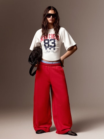 Bershka Wide leg Trousers in Red: front