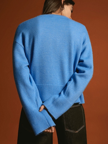 Bershka Пуловер в синьо