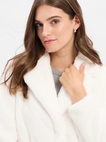 Marie Lund Between-season jacket in White