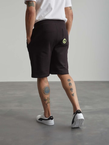 ABOUT YOU x Benny Cristo Regular Shorts 'Leo' in Schwarz