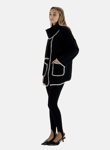 Elara Mantel in Schwarz