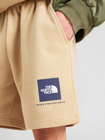 Regular Pantaloni 'BOX NSE' de la THE NORTH FACE pe verde