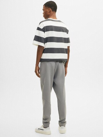 Pull&Bear Tapered Housut värissä harmaa