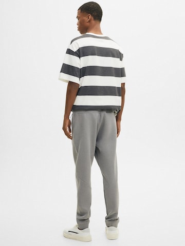 Tapered Pantaloni de la Pull&Bear pe gri