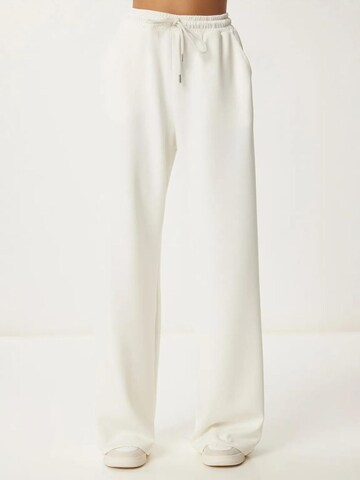 Wide leg Pantaloni di Happiness İstanbul in beige: frontale
