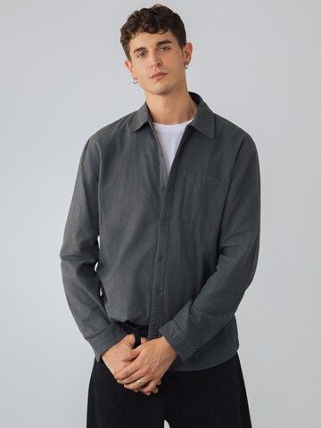 Maglietta di Honest Basics in grigio: frontale